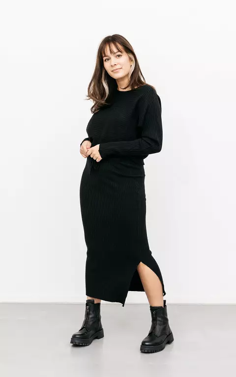 Stretchy set of sweater and skirt black