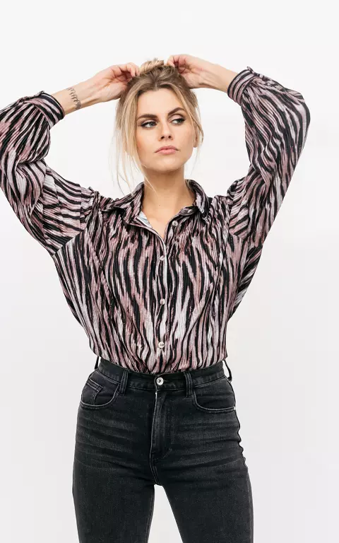 Pleated blouse with split on the sides 