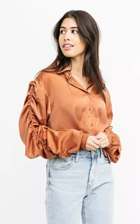 Silky blouse met gedrapeerde mouwen roestbruin