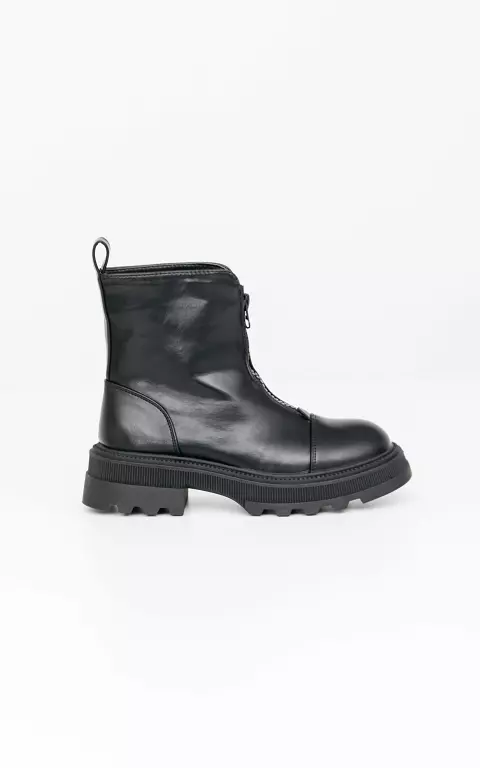 Thick boots with zip on the front black