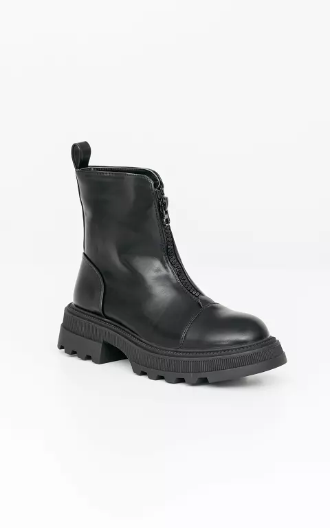 Thick boots with zip on the front black
