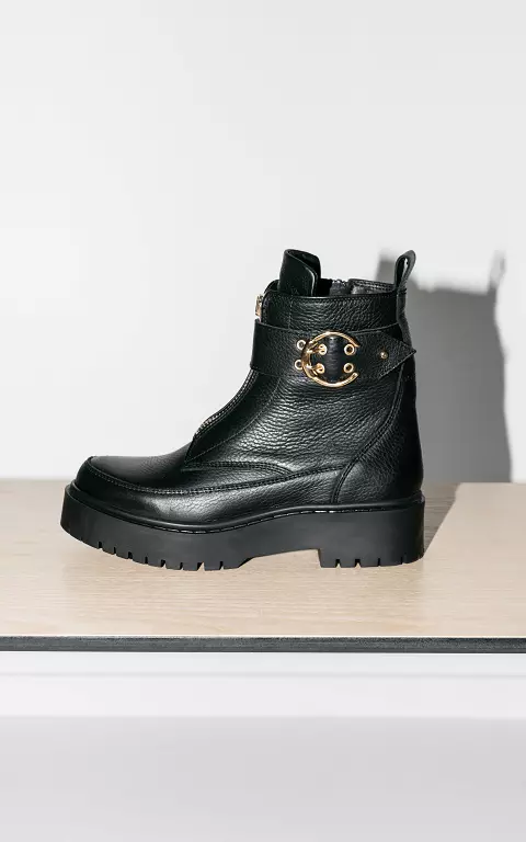 Leather boots with clasp black