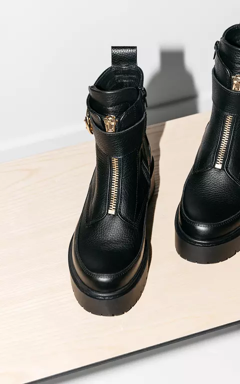 Leather boots with clasp 