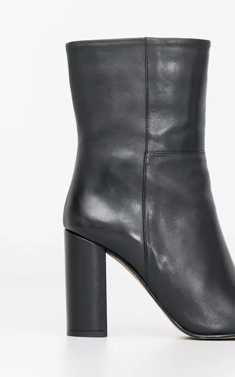 Boots with pointed nose black