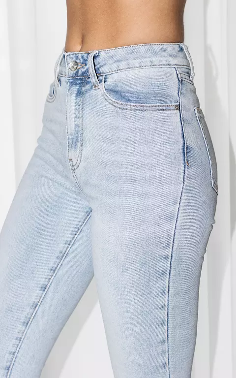 Mom Jeans mit offenem Saum   hellblau