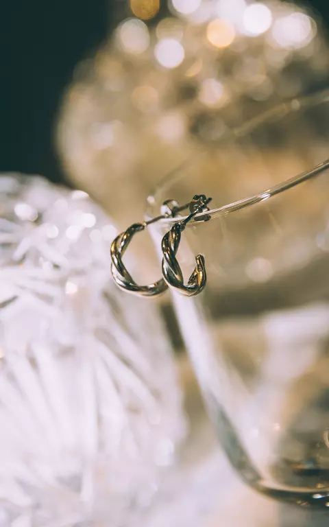 Offene Creolen mit Twist silber