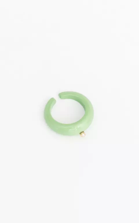 Bunter Ring mit goldfarbenem Stein grün