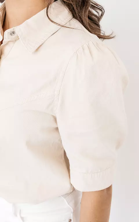 Bluse mit weißen Knöpfen beige