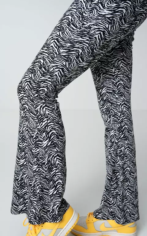 Flared broek met zebraprint zwart wit