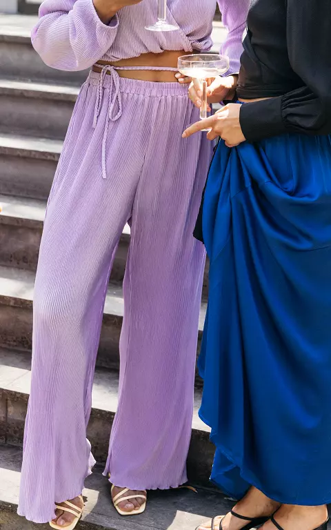 Satin-look pleated pants lilac