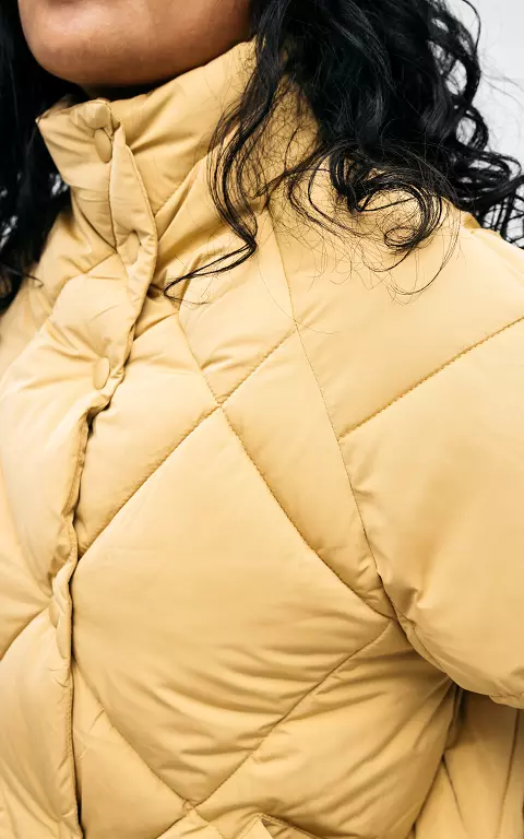 Gewatteerde jas met drukknopen geel