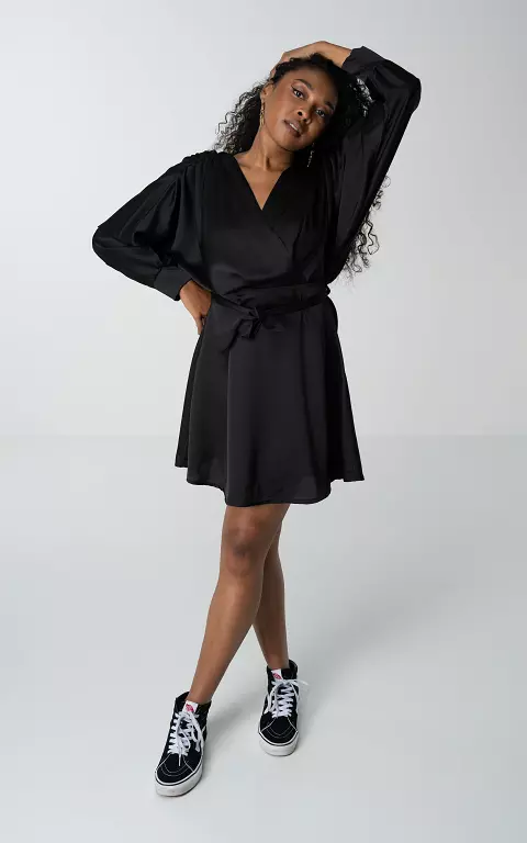 Satin look jurk met strikdetail zwart