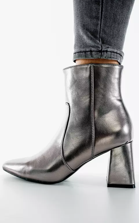 Boots with block heel 