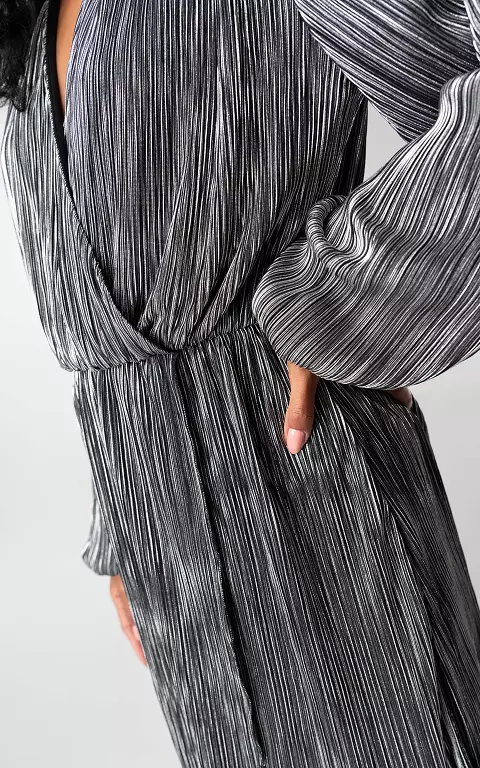 Plissé Kleid mit V-Ausschnitt und Ballonärmel silber schwarz
