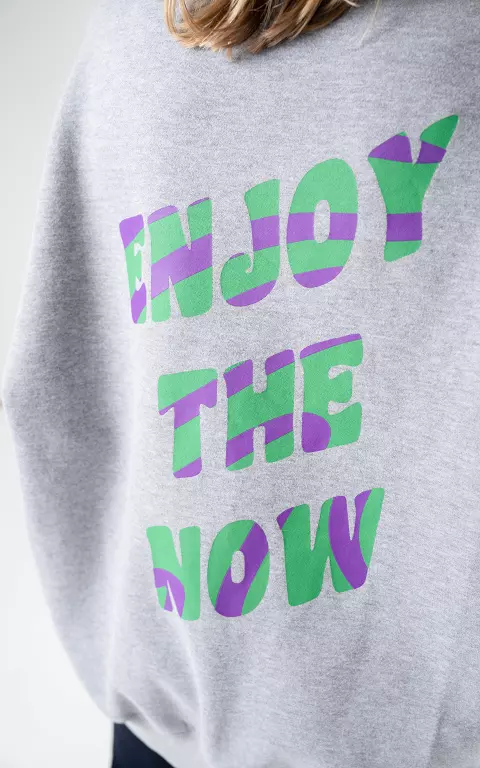 Oversized Pullover mit Text "ENJOY THE NOW" grau