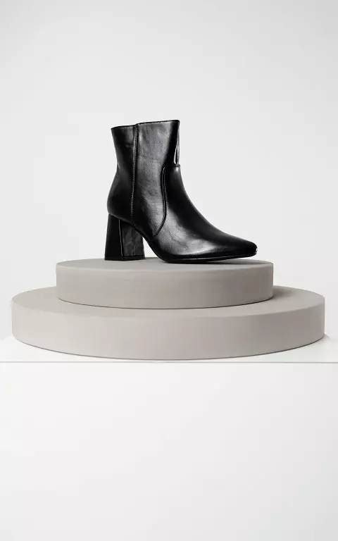Boots with block heel black