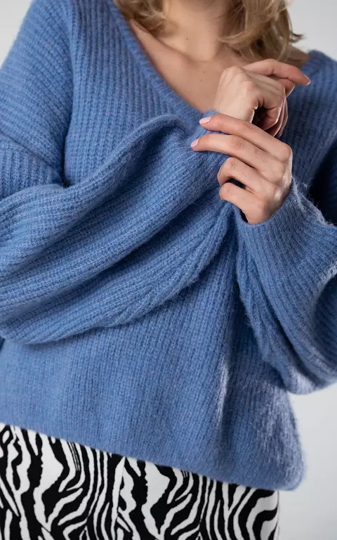 Cropped sweater with v-neck blue