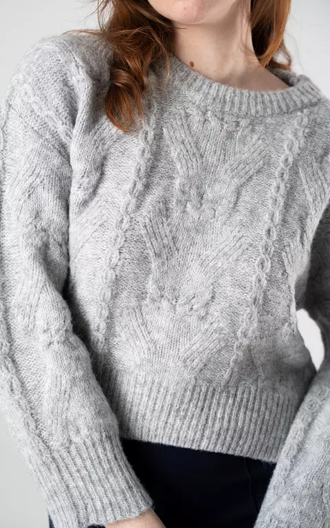 Kurzer Pullover mit Zopfstrickmuster hellgrau