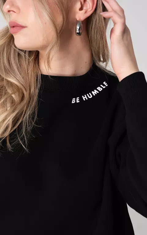 Pullover mit Text BE HUMBLE schwarz