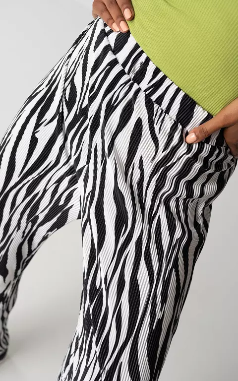Pleated straight fit pants white black
