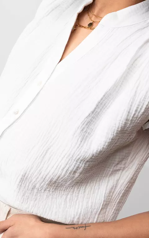 Mouwloze blouse met parelmoer knoopjes wit