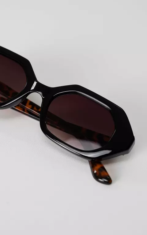 Sonnenbrille mit polarisierten Gläsern 