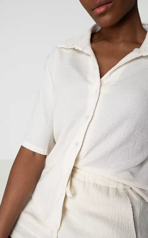 Losvallende blouse met knoopjes creme