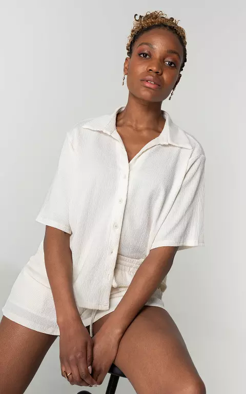 Loose-fitting blouse with buttons 