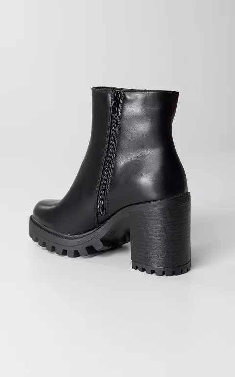 Ankle boots with block heel and round noses black