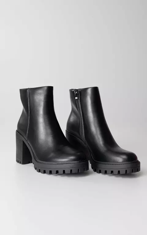 Ankle boots with block heel and round noses black