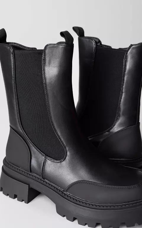Chelsea boots with round noses black