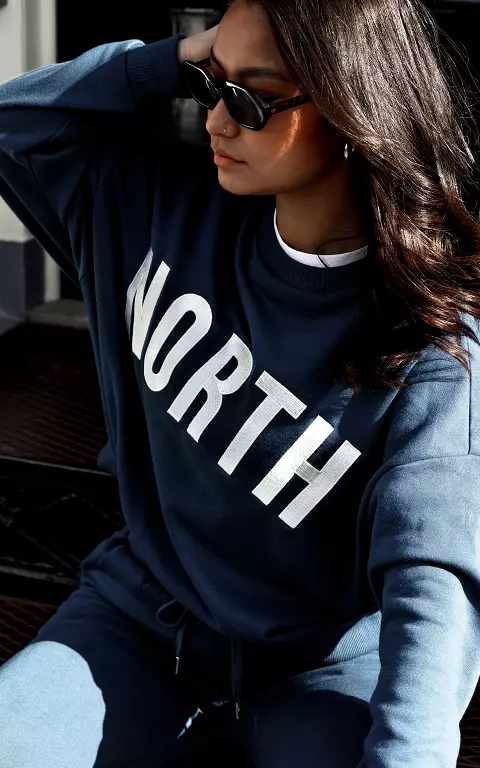 Basic sweater with text and round neck dark blue