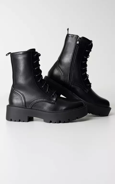 Half high boots with decorative laces black