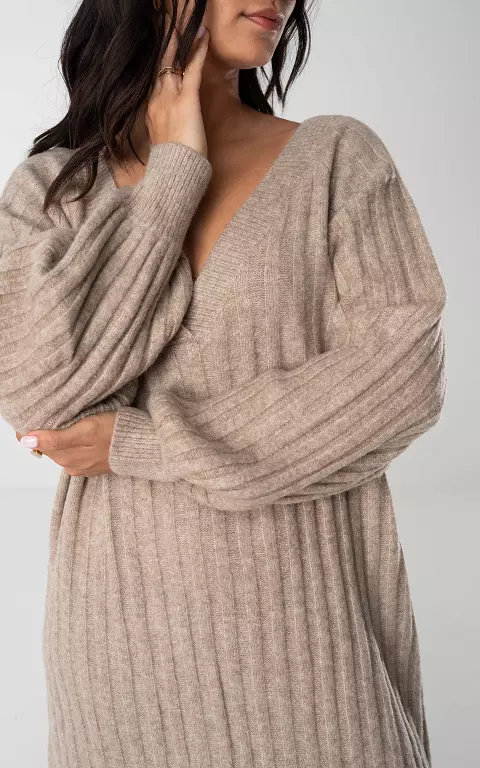 Knitted maxi dress with v-neck taupe