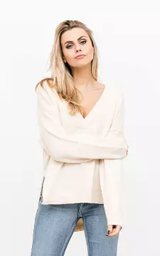 Oversized sweater with V-neck | beige | Guts & Gusto
