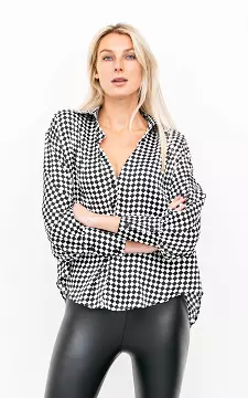 Satin-look blouse with checkered pattern | Black White | Guts & Gusto