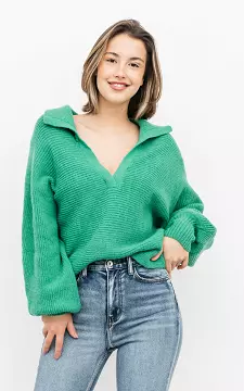Woolly sweater with v-neck | Green | Guts & Gusto