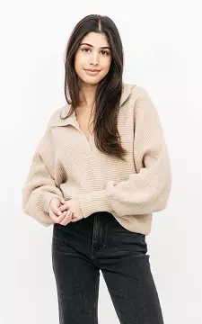 Woolly sweater with v-neck | Beige | Guts & Gusto