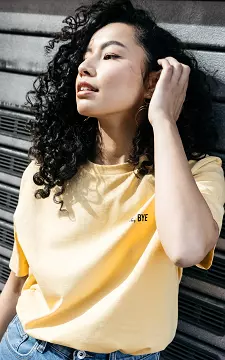 Katoenen t-shirt 'Ok, Bye' | geel | Guts & Gusto