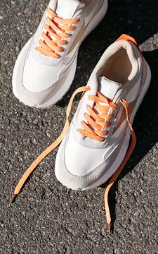 Sneaker met gekleurde veter | beige oranje | Guts & Gusto