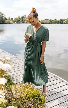 Maxi dress with pleated details | green | Guts & Gusto
