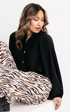 Oversized blouse met grote knopen | Zwart | Guts & Gusto