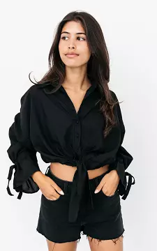 Cropped blouse met strikdetail | Zwart | Guts & Gusto