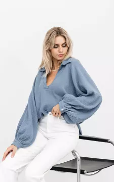 Cotton blouse with v-neck | Blue | Guts & Gusto