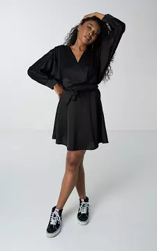 Satin look jurk met strikdetail | Zwart | Guts & Gusto