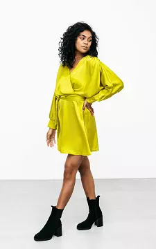 Satin-look dress with tie | Yellow | Guts & Gusto