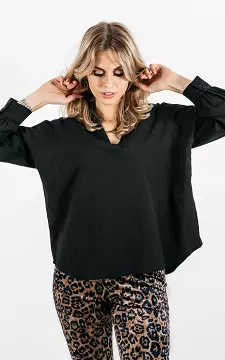 Blouse with v-neck | Black | Guts & Gusto