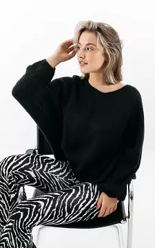 Oversized sweater with v-neck | Black | Guts & Gusto