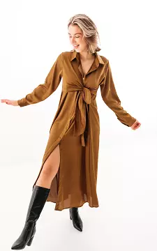 Satin look jurk met strikdetail | Bruin | Guts & Gusto