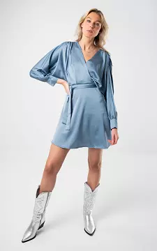Satin look jurk met strikdetail | Lichtblauw | Guts & Gusto